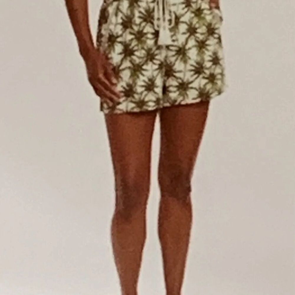 Briggs Womens Linen Blend Shorts Size M, Green Palm Tree.